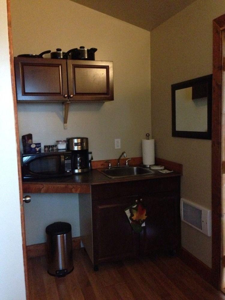 A-1 Alberni Inn ポート・アルバーニ エクステリア 写真