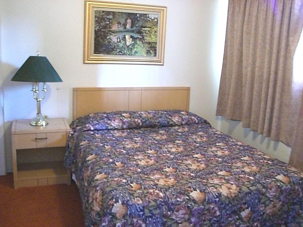 A-1 Alberni Inn ポート・アルバーニ エクステリア 写真