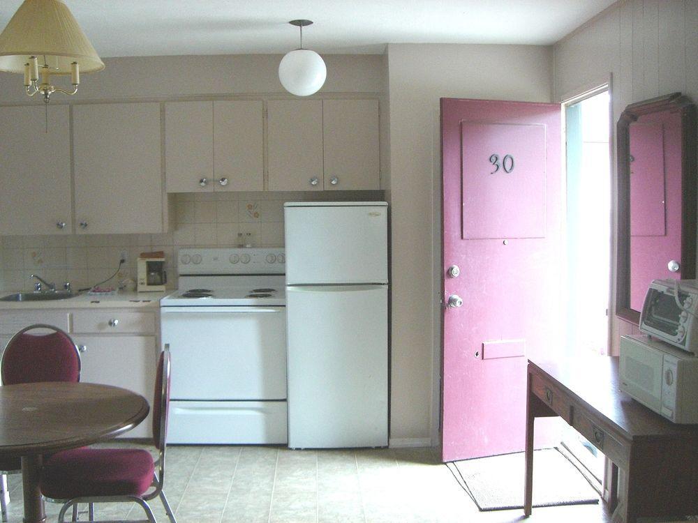A-1 Alberni Inn ポート・アルバーニ エクステリア 写真