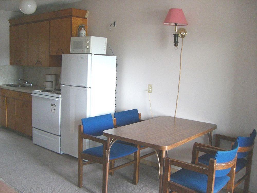 A-1 Alberni Inn ポート・アルバーニ エクステリア 写真