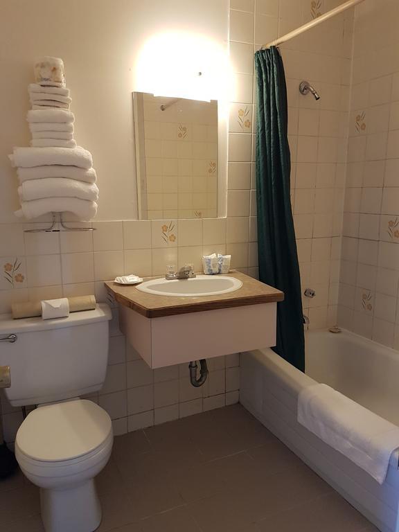 A-1 Alberni Inn ポート・アルバーニ エクステリア 写真