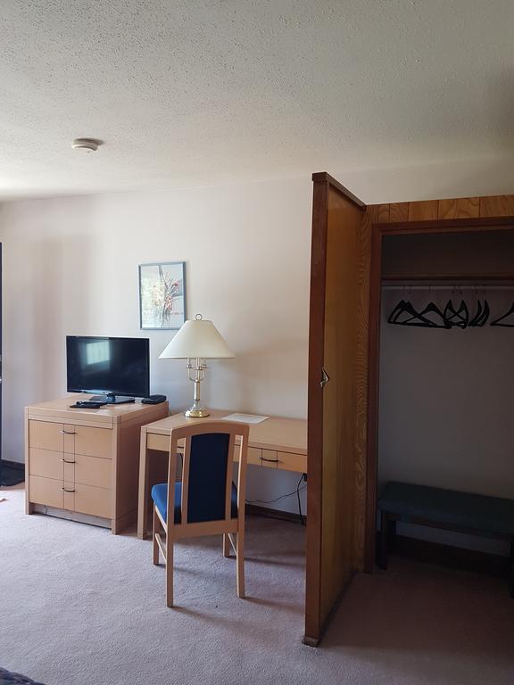 A-1 Alberni Inn ポート・アルバーニ エクステリア 写真