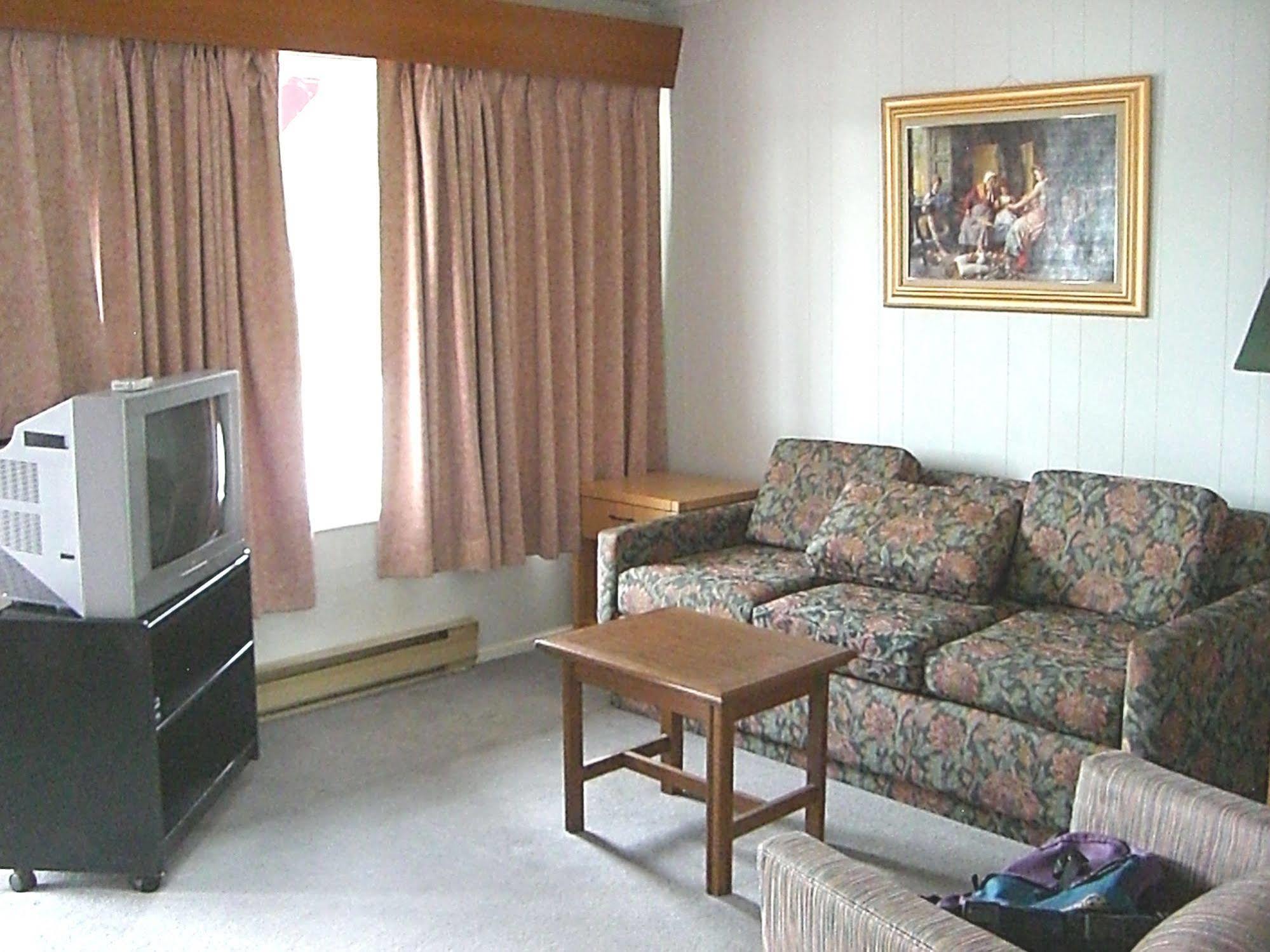 A-1 Alberni Inn ポート・アルバーニ エクステリア 写真