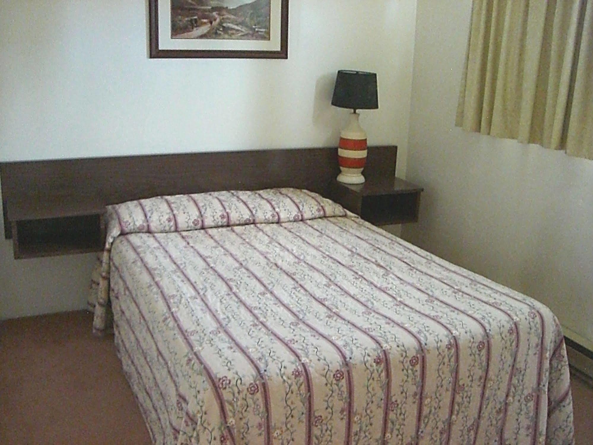 A-1 Alberni Inn ポート・アルバーニ エクステリア 写真