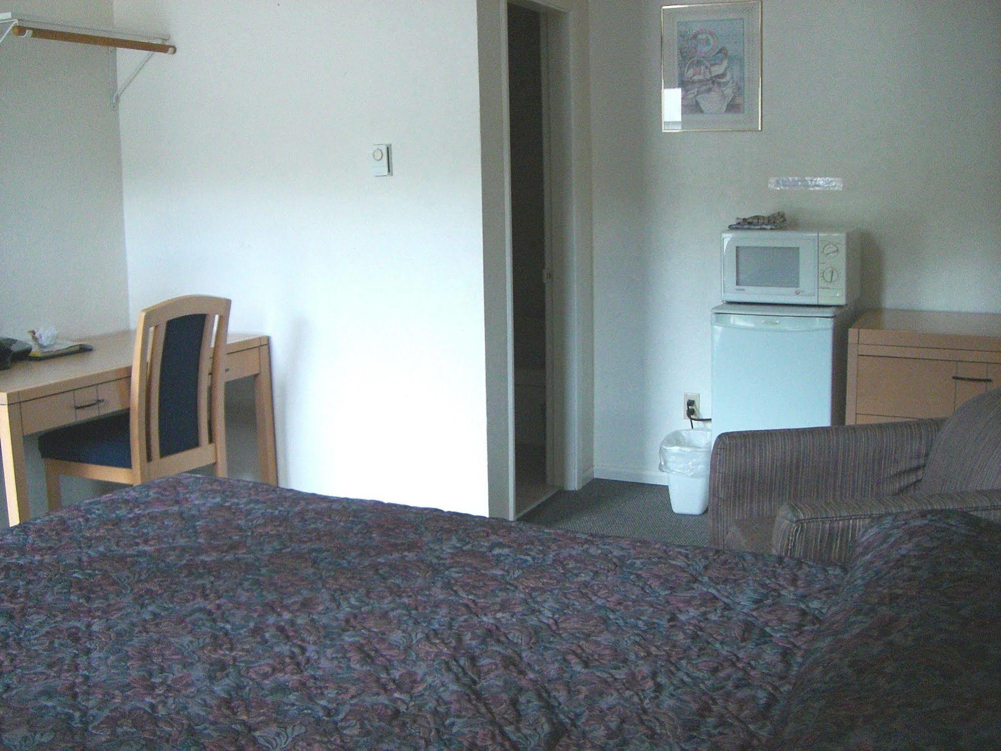 A-1 Alberni Inn ポート・アルバーニ エクステリア 写真